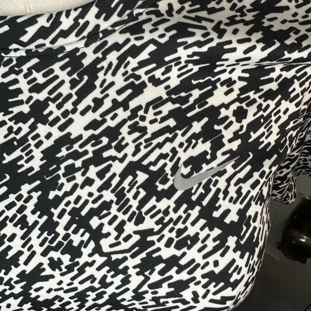 Nike Dri-FIT Running Shirt Women's Medium Black White Patterned Athletic Swoosh